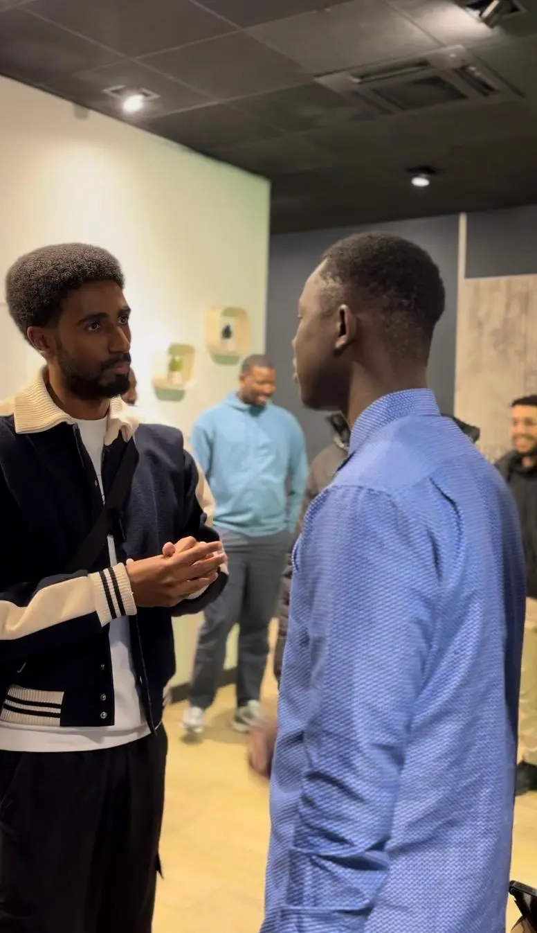 Étudiant et professionnel en discussion lors d'une rencontre à l'école