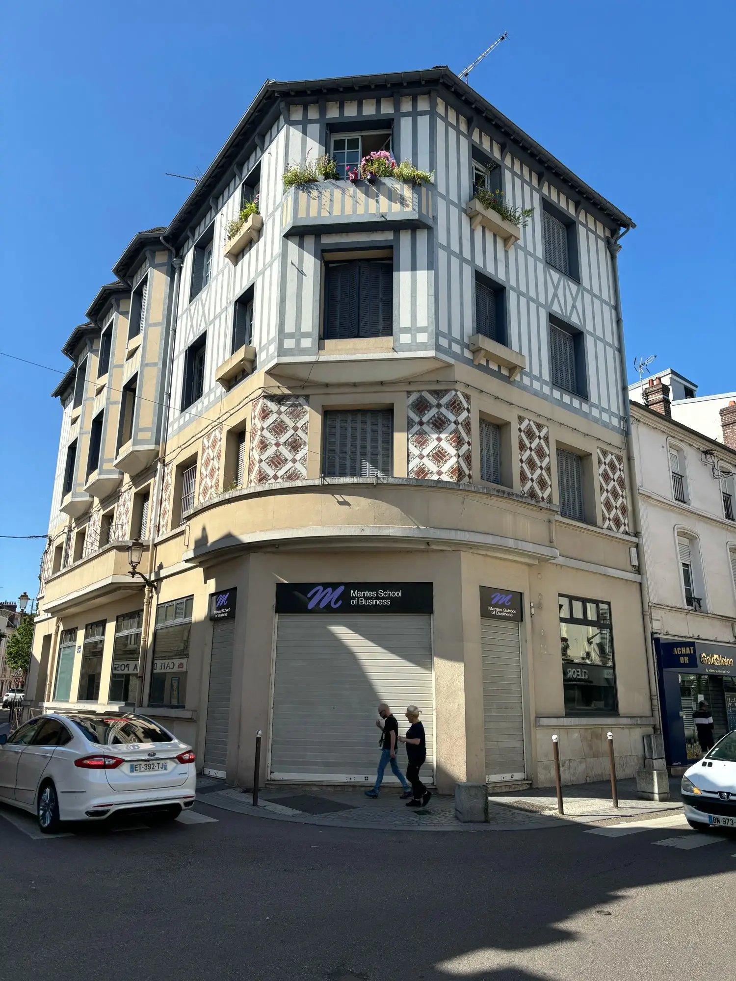 La devanture de Mantes School of Business, à l'angle de deux rues du centre-ville de Mantes-la-Jolie
