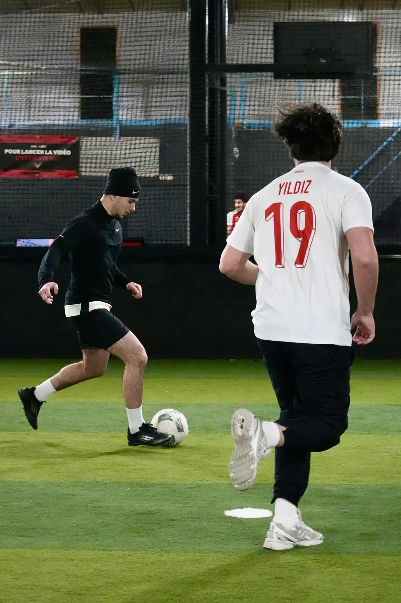 Étudiants en pleine partie de foot en salle