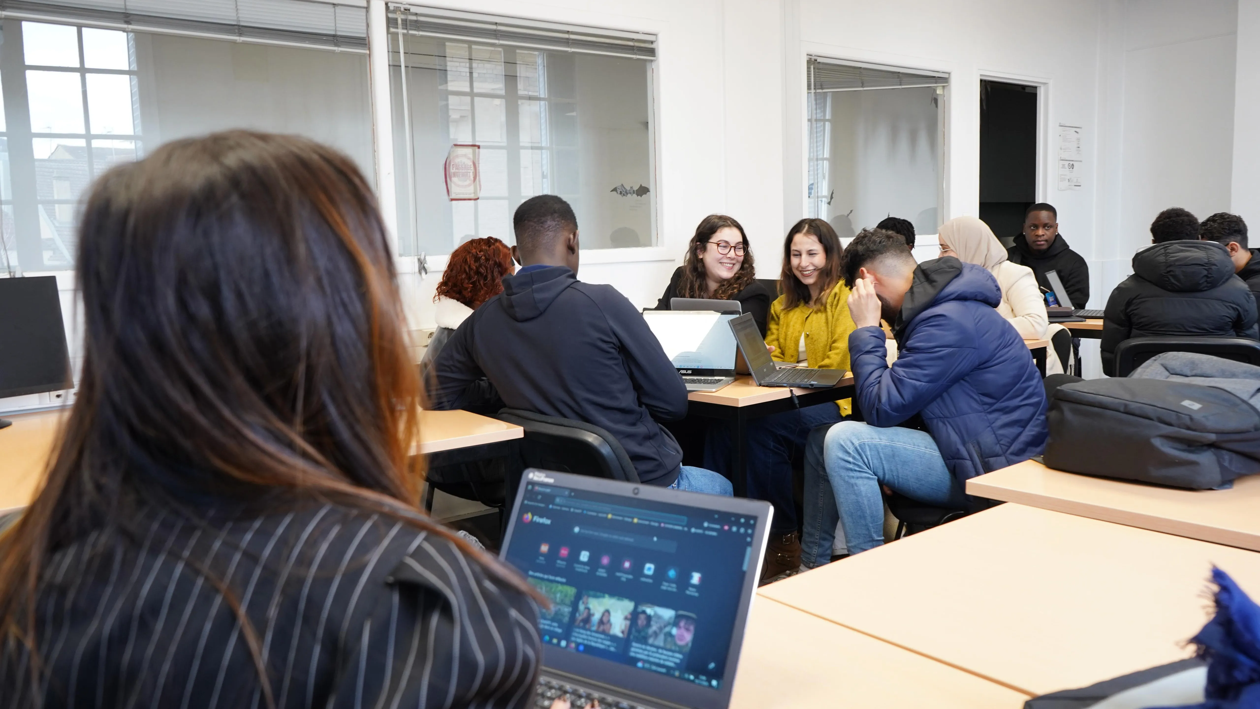 Trois étudiants travaillant ensemble autour d'une table
