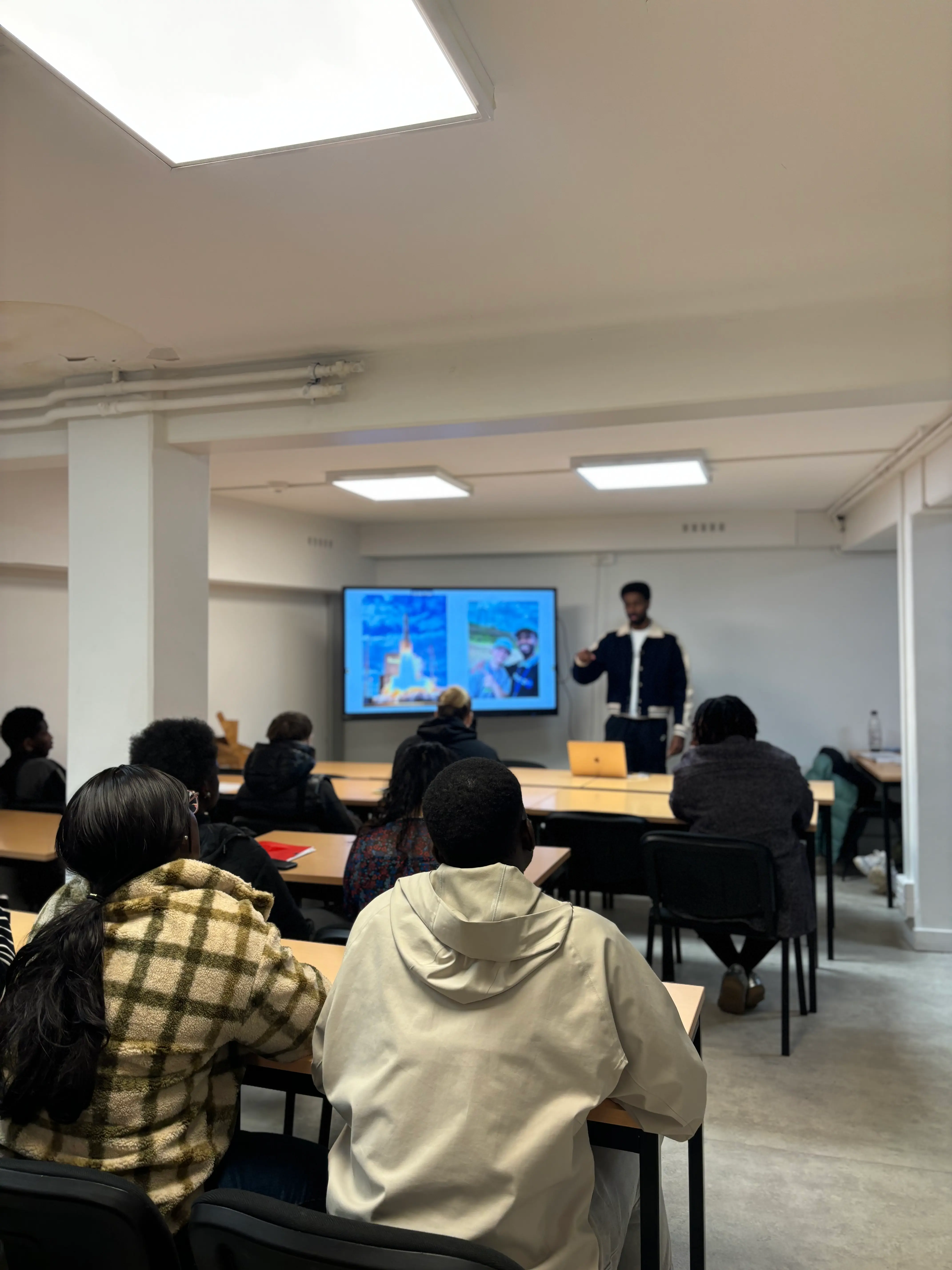 Masterclass à l'école : intervenant au tableau devant les étudiants